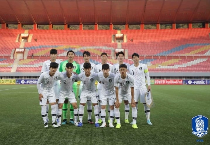 북한 주장 정일관(왼쪽에서 두 번째)와 한국 주장 손흥민(오른쪽에서 두 번째) 및 경기를 관장한 카타르 심판진들. /사진=대한축구협회 제공