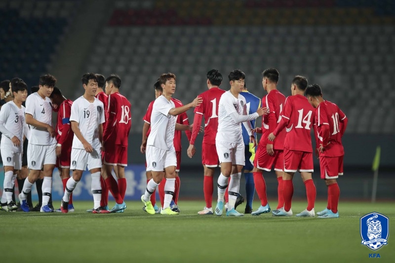 관중석이 텅 빈 가운데, 북한 인민군이 일정한 간격으로 선 채 거수경례를 하고 있다. /사진=요아킴 베리스트룀 트위터 캡처