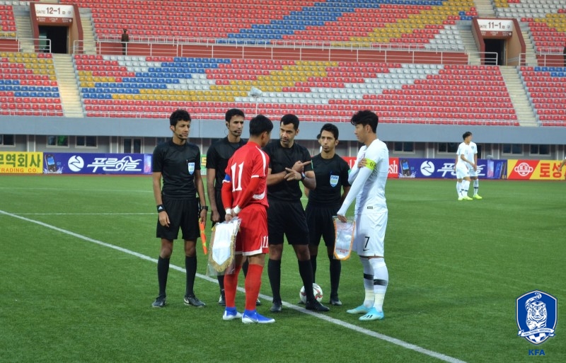 경기 전 한국 주장 손흥민(오른쪽)과 북한 주장 정일관의 모습. /사진=대한축구협회 제공