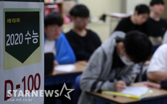 2020학년도 대학수학능력시험을 100일 앞둔 6일 오전 서울 양천구 목동종로학원에서 수험생들이 수업에 집중하고 있다. / 사진=김창현 기자 chmt@