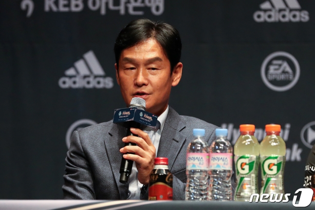 16일 서울 서대문구 연세대학교 백주념기념관에서 열린 '하나원큐 K리그 2019 파이널라운드 미디어데이' 행사에서 최용수 FC서울 감독이 포부를 밝히고 있다. /사진=뉴스1