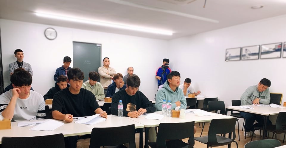 롯데 자이언츠 선수들이 질롱 코리아 오리엔테이션에 참석해 설명을 듣고 있다. /사진=질롱 코리아 제공