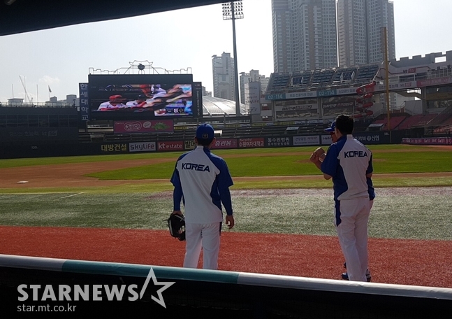한국과 중국 경기를 지켜보는 프리미어12 대표팀 선수단. /사진=박수진 기자