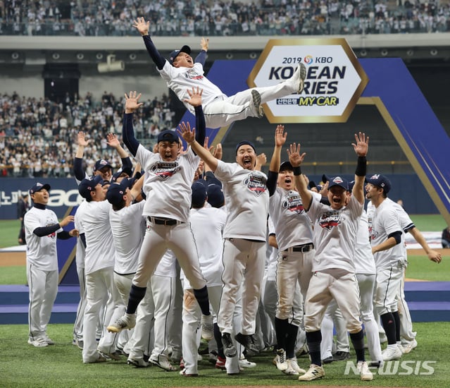 26일 오후 서울 구로구 고척스카이돔에서 열린 2019 KBO 한국시리즈 키움 히어로즈와 두산 베어스의 4차전 경기, 11-9로 한국시리즈 우승을 차지한 두산 김태형 감독을 선수들이 헹가래 치고 있다. /사진=뉴시스
