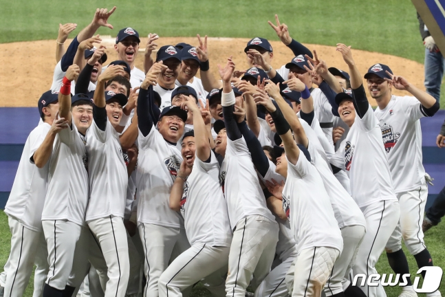 26일 오후 서울 구로구 고척스카이돔에서 열린 프로야구 2019 신한은행 마이카 KBO리그 한국시리즈 4차전 두산 베어스와 키움 히어로즈의 경기에서 승리하며 우승한 두산 선수들이 김태형 감독과 셀카 세리머니를 하고 있다. /사진=뉴스1
