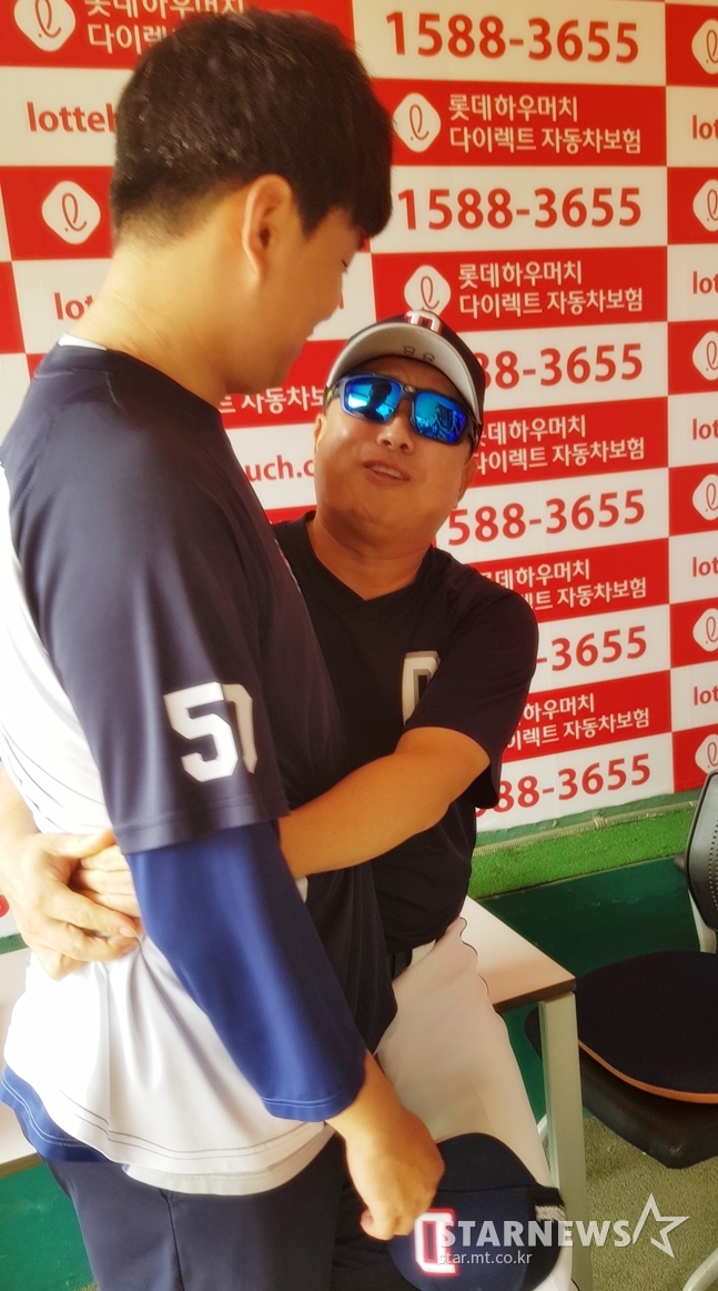 지난 7월 13일 부산 사직야구장에서 이영하가 다가오자 따뜻하게 안아주고 있는 김태형 두산 감독. /사진=김우종 기자