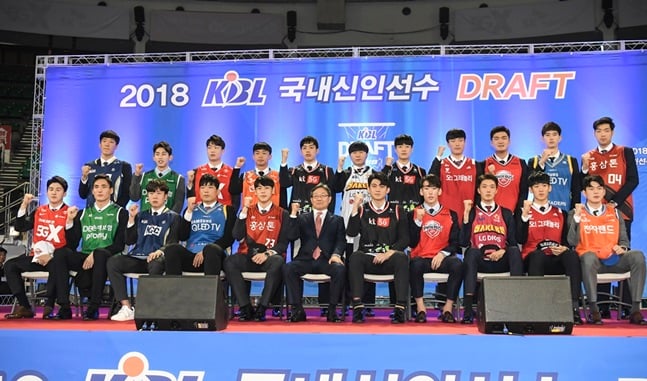 2018 KBL 국내 신인선수 드래프트 지명자들. /사진=KBL 제공