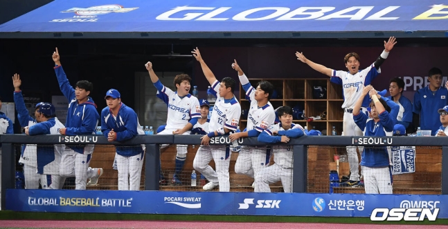 1일 푸에르토리코와 1차 평가전에서 5회 김재환의 홈런이 터지자 대표팀 동료 선수들이 기뻐하고 있다. /사진=OSEN