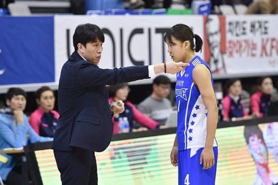 위성우 감독(왼쪽)과 박지현. /사진=WKBL