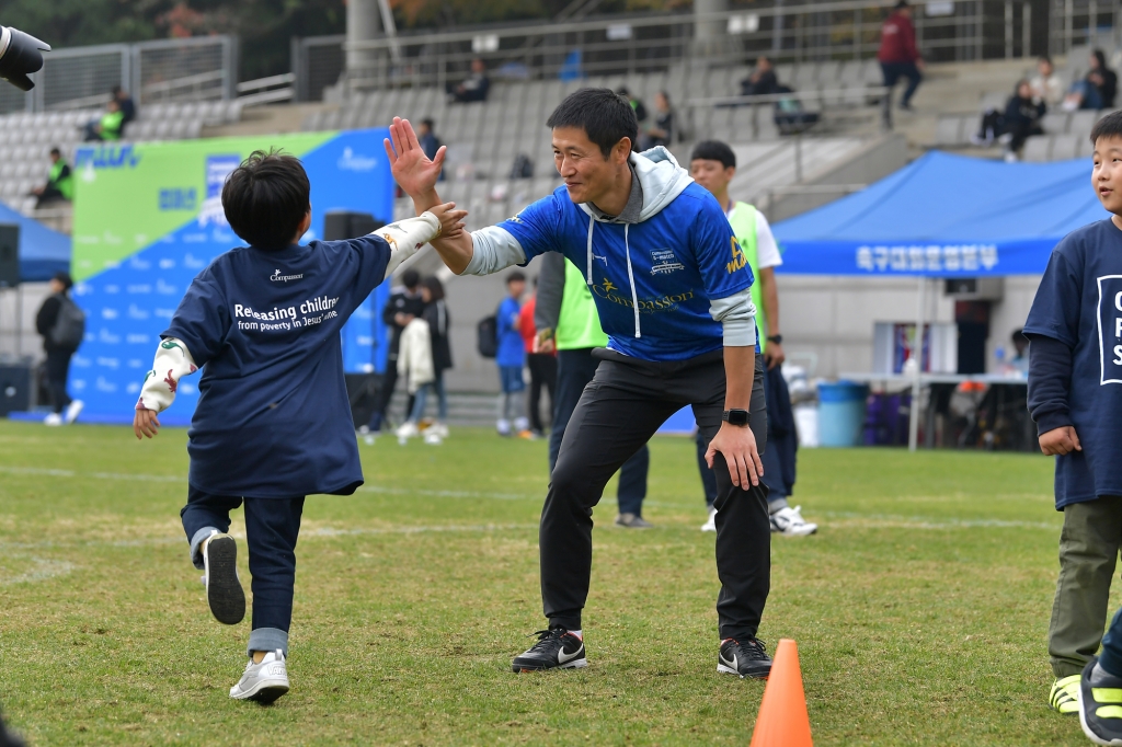 2일 오후 서울 마포구 서울월드컵경기장 보조경기장에서 열린 한국컴패션 자선축구대회 '컴패션 에이매치(Compassion A-match)'에서 이영표 한국컴패션 홍보대사가 축구교실에 참여한 어린이와 하이파이브를 하고 있다. /사진=한국컴패션 제공