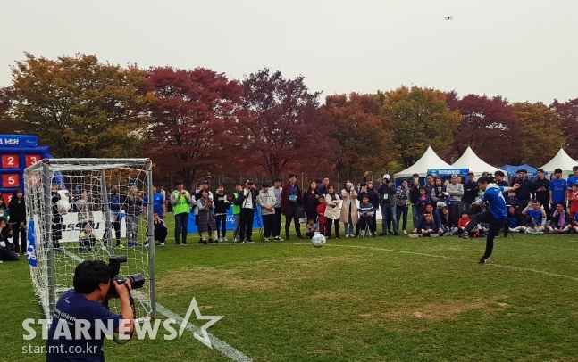이영표 홍보대사가 골문을 향해 강력한 슈팅을 시도하고 있다. /사진=김우종 기자