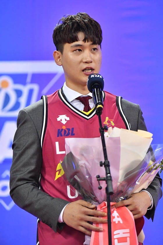 박정현이 4일 드래프트 현장에서 지명 소감을 밝히고 있다. /사진=KBL