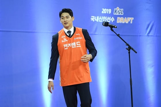 4일 드래프트 단상 위에 오른 양재혁. /사진=KBL