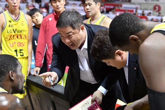 현주엽 감독(가운데). /사진=KBL