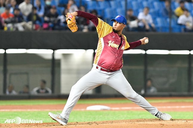 5일 일본전에 선발 등판한 듀브론트. /AFPBBNews=뉴스1