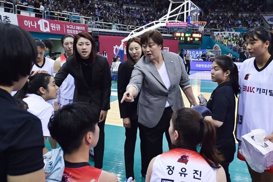 유영주 감독(회색 재킷). /사진=WKBL