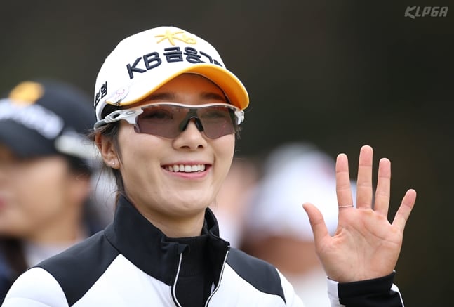 안송이가 3번홀 티샷후 이동하며 손인사하고 있다./사진=KLPGA