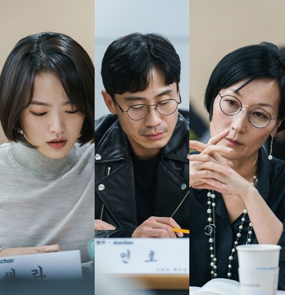 천우희와 신하균, 이혜영이 영화 '앵커' 리딩을 하고 있다.