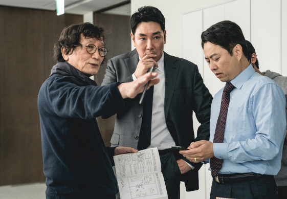 조진웅에게 디렉션을 하는 정지영 감독/'블랙머니' 스틸
