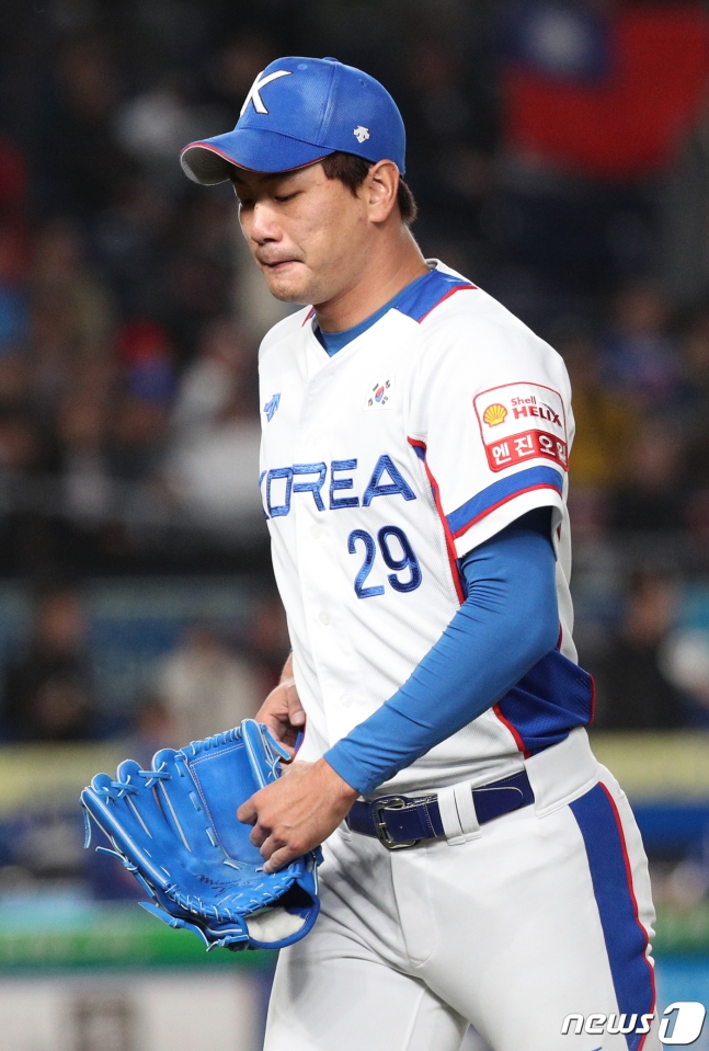 12일 대만전서 교체되자 아쉬워하는 김광현. /사진=뉴스1
