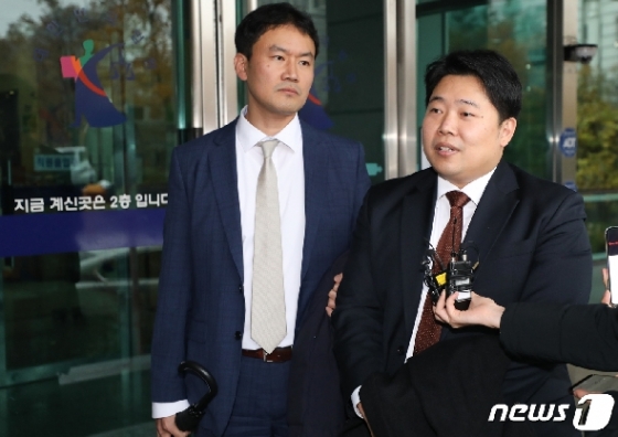 가수 유승준의 법률대리를 맡고 있는 법무법인 세종 김형수 변호사(오른쪽)가 15일 오후 서울중앙지방법원에서 열린 유승준 사증발급 거부 취소 소송 파기환송심 선고 직후 취재진 앞에 서서 입장을 밝히고 있다. /사진=뉴스1