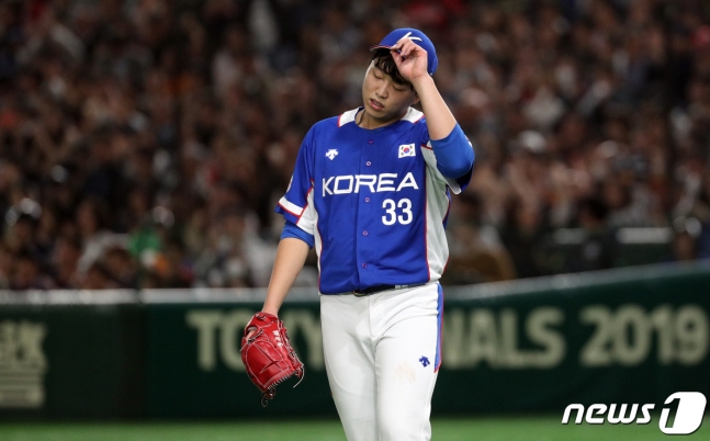 16일 일본 도쿄돔에서 열린 2019 세계야구소프트볼연맹(WBSC) 프리미어12 슈퍼라운드 대한민국과 일본과의 경기 3회말 무사 1,3루 상황에서 일본 스즈키에게 1타점 적시타를 허용한 대한민국 선발 이승호가 아쉬워하고 있다./사진=뉴스1