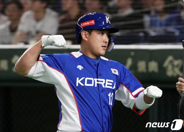 16일 도쿄돔에서 열린 2019 세계야구소프트볼연맹(WBSC) 프리미어12 슈퍼라운드 대한민국과 일본과의 경기 3회초 무사 주자없는 상황에서 1점홈런을 친 대한민국 황재균이 기뻐하고 있다./사진=뉴스1