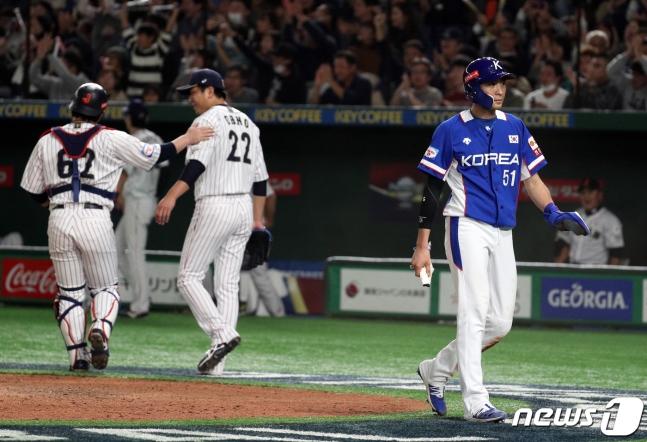 16일 일본 도쿄돔에서 열린 2019 세계야구소프트볼연맹(WBSC) 프리미어12 슈퍼라운드 대한민국과 일본과의 경기 5회초 1사 만루상황에서 대한민국 강백호의 우익수 플라이때 홈에 들어온 이정후가 태그 아웃 당한 후 아쉬워하고 있다./사진=뉴스1