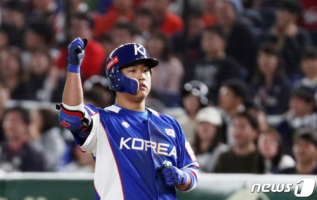 16일 오후 일본 도쿄돔에서 열린 2019 세계야구소프트볼연맹(WBSC) 프리미어12 슈퍼라운드 대한민국과 일본과의 경기 7회초 2사 1,2루 상황에서 2타점 적시타를 친 대한민국 강백호가 기뻐하고 있다./사진=뉴스1