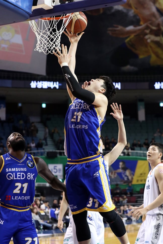 골밑을 지키며 팀 승리를 이끈 김준일. /사진=KBL 제공
