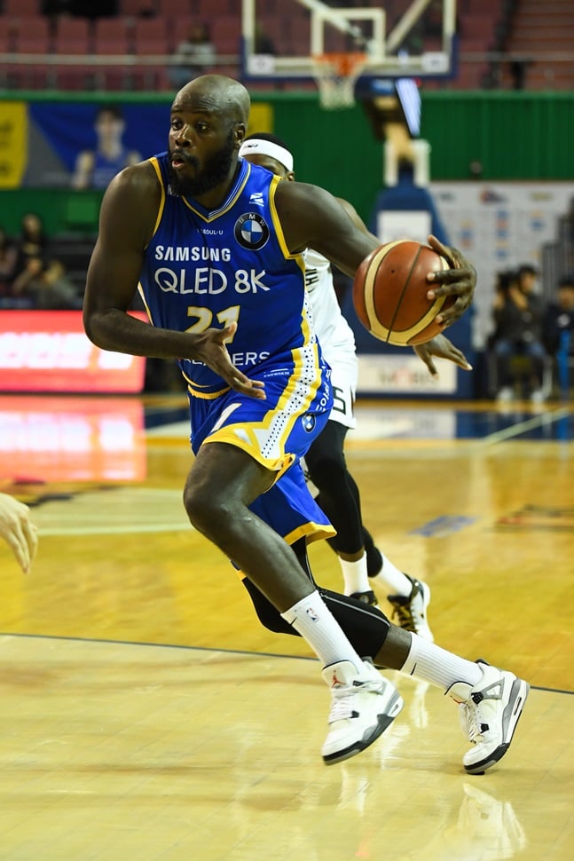 경기 막판 활약하며 팀 승리를 이끈 델로이 제임스. /사진=KBL 제공
