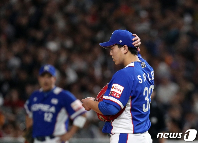 16일 일본전에 선발 등판한 이승호가 실점 이후 아쉬움을 드러내고 있다. /사진=뉴스1