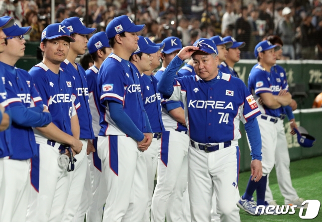 17일 일본과 결승전 패배 뒤 그라운드를 바라보는 대표팀 선수단. /사진=뉴스1