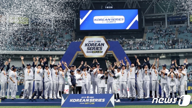 10월 26일 2019 신한은행 마이카 KBO리그 한국시리즈 4차전 두산 베어스와 키움 히어로즈의 경기에서 두산이 11-9로 승리하며 우승 한 후 시상식에서 김태형 감독과 오재원 선수가 트로피를 들어올리고 있다./사진=뉴스1