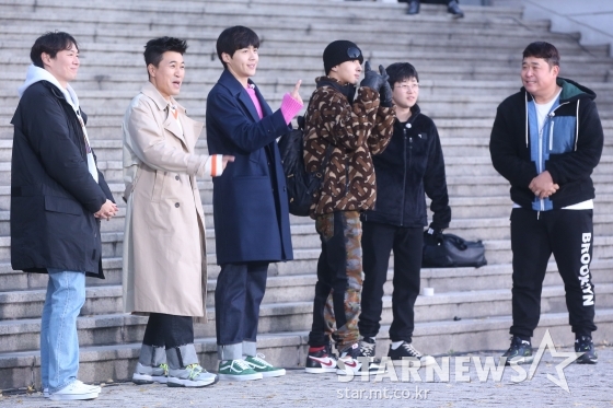 지난 12일 서울 여의도 KBS 본관 계단에서 오프닝 촬영을 한 KBS 2TV '1박2일 시즌4'/사진=강민석 인턴기자