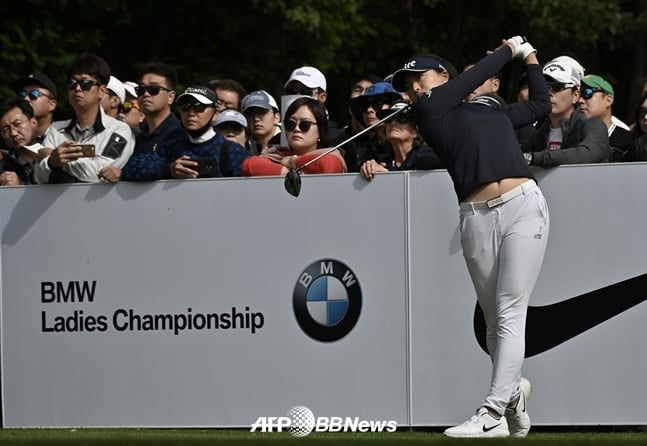 지난 10월 부산에서 열린 LPGA BMW 레이디스 챔피언십서 고진영이 티샷을 하고 있다./AFPBBNews=뉴스1
