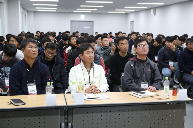 류중일 감독과 유지현 수석 코치가 워크숍에 참가하고 있다. /사진=LG 트윈스 제공
