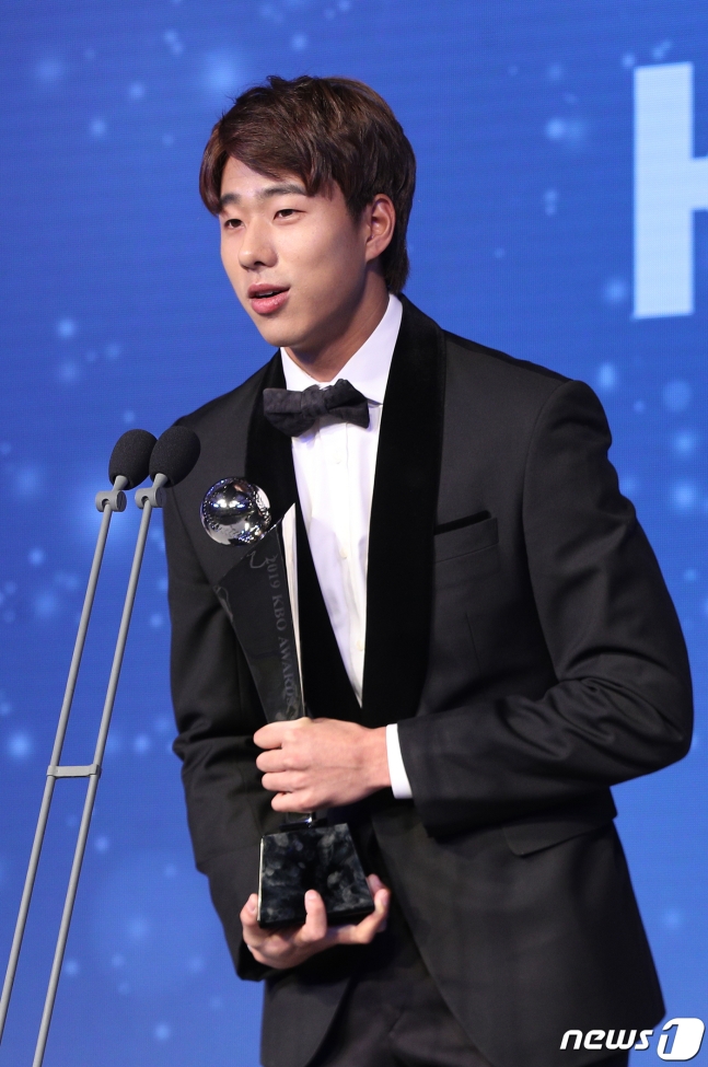 25일 오후 서울 강남구 인터컨티넨탈 서울 코엑스에서 열린 프로야구 2019 신한은행 마이카 KBO 시상식에서 LG 정우영이 신인왕을 수상한 후 소감을 밝히고 있다. /사진=뉴스1