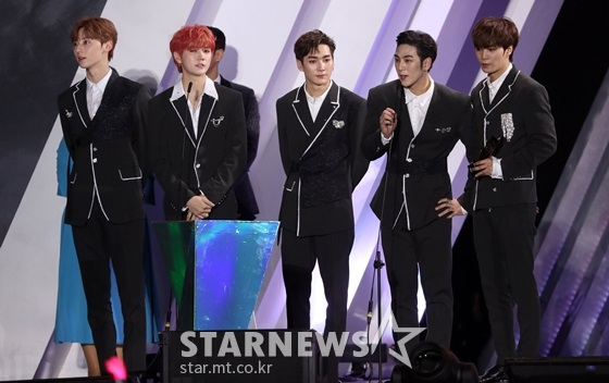 뉴이스트가 26일 베트남 하노이 미딩 국립경기장에서 열린 '2019 AAA'에서 베스트 뮤지션 상을 수상했다. /사진=김휘선 기자