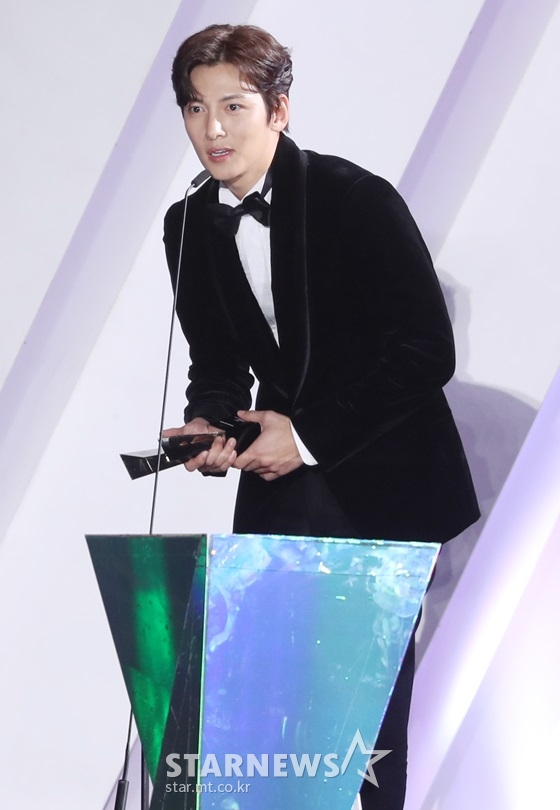 지창욱이 26일 베트남 하노이 미딩 국립경기장에서 열린 '2019 AAA'에서 AAA 베스트 액터상을 수상했다. /사진=김휘선 기자