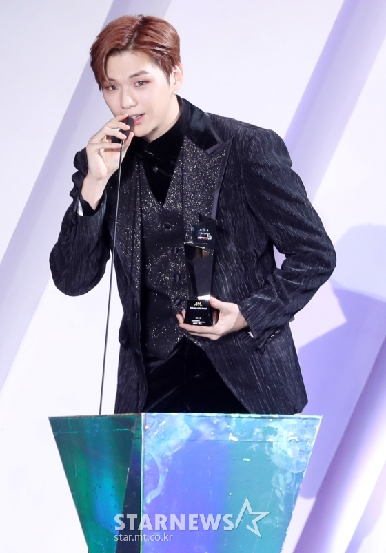 가수 강다니엘이 26일(현지시간) 베트남 하노이 미딩 국립경기장에서 스타뉴스 주최로 열린 '2019 아시아 아티스트 어워즈 인 베트남'(2019 Asia Artist Awards in Vietnam)에 참석해 가수부문 AAA포텐셜 상을 수상하고 있다. / 사진=김휘선 기자