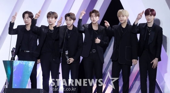 그룹 스누퍼가 26일(현지시간) 베트남 하노이 미딩 국립경기장에서 스타뉴스 주최로 열린 '2019 아시아 아티스트 어워즈 인 베트남'(2019 Asia Artist Awards in Vietnam) 시상식에 참석해 가수부문 AAA포텐셜 상을 수상하고 있다. / 사진=김휘선 기자