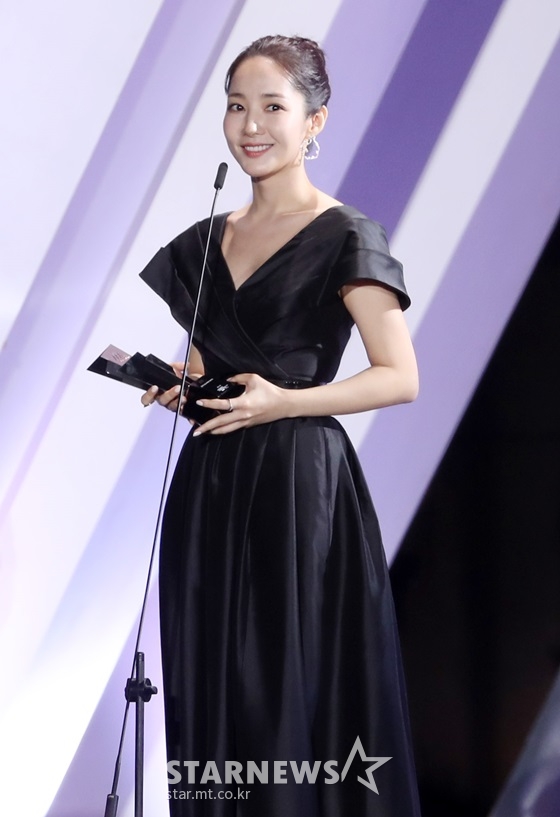 박민영이 26일 베트남 하노이 미딩 국립경기장에서 열린 '2019 AAA'에서 베스트 아티스트 드라마 배우 부문 상을 수상했다. /사진=김휘선 기자