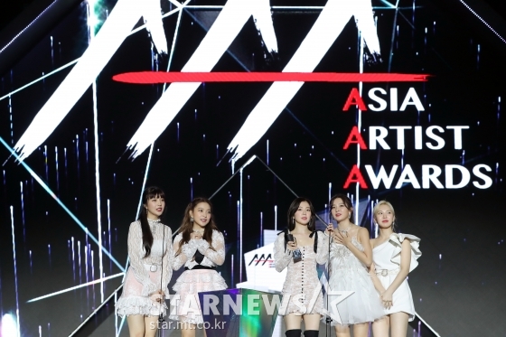 그룹 레드벨벳이 26일(현지시간) 베트남 하노이 미딩 국립경기장에서 스타뉴스 주최로 열린 '2019 아시아 아티스트 어워즈 인 베트남(2019 Asia Artist Awards in Vietnam)'에서 올해의 노래상 수상 후 소감을 말하고 있다. / 사진=하노이(베트남)=이기범 기자