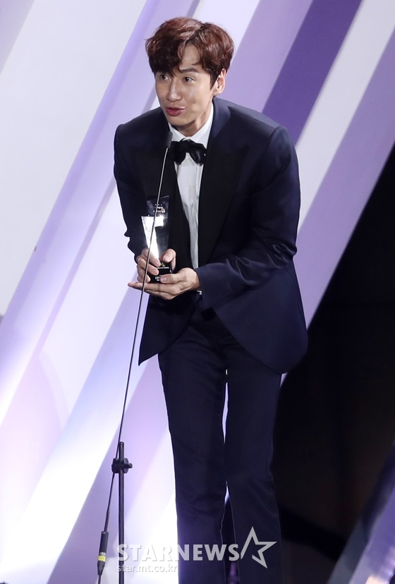 이광수가 26일 베트남 하노이 미딩 국립경기장에서 열린 '2019 AAA'에서 베스트 케이컬쳐 배우 상을 수상했다. /사진=김휘선 기자