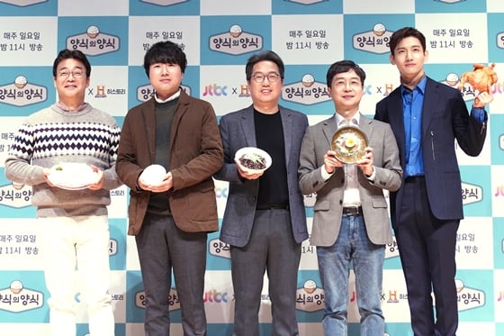 JTBC '양식의 양식'의 백종원, 채사장, 정재찬, 유현준, 최강창민(사진 맨 왼쪽부터 오른쪽으로)/사진=JTBC