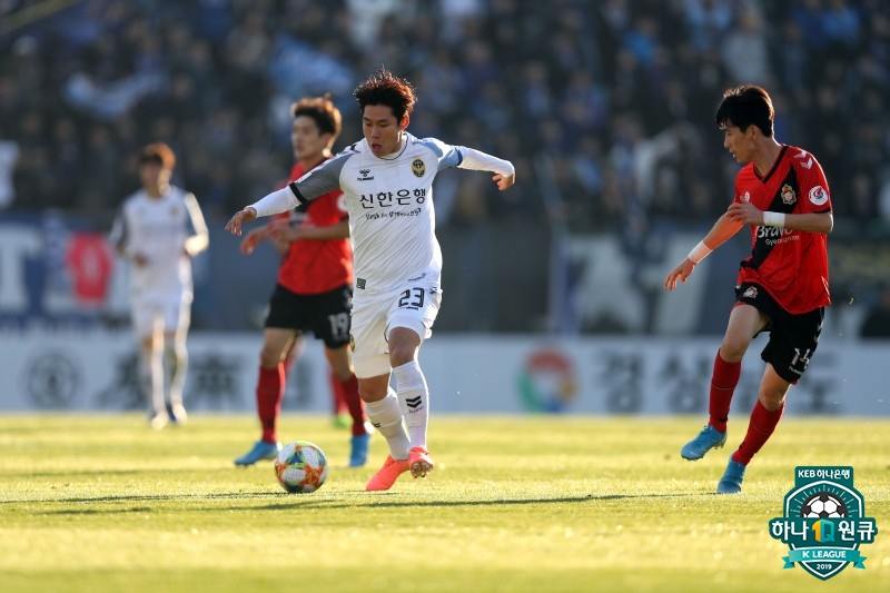 30일 경남을 상대로 드리블을 펼치고 있는 인천 명준재(가운데). /사진=한국프로축구연맹 제공