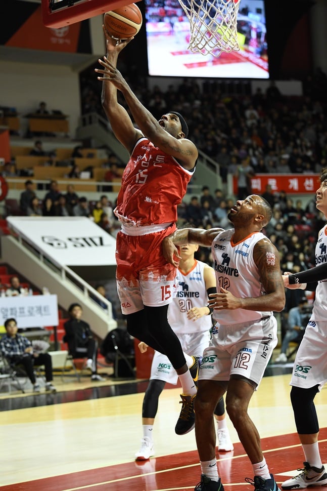 골밑을 지배하며 팀 승리를 이끈 브랜든 브라운. /사진=KBL 제공