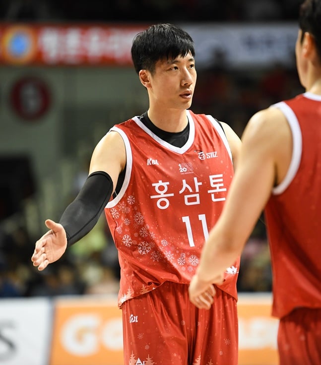 4쿼터 결정적인 외곽포를 터뜨리며 팀 승리를 이끈 양희종. /사진=KBL 제공
