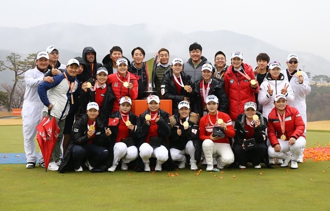 KLPGA 팀 선수들이 우승 메달을 들고 기념 촬영을하고 있다./사진=브라보앤뉴